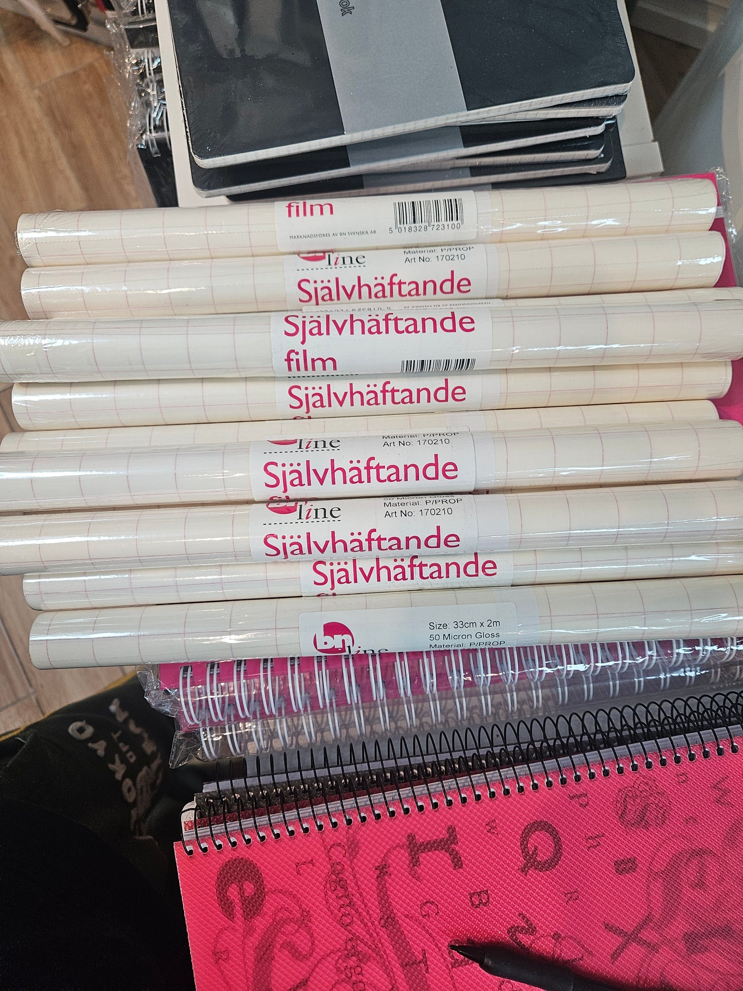 Självhäftande film